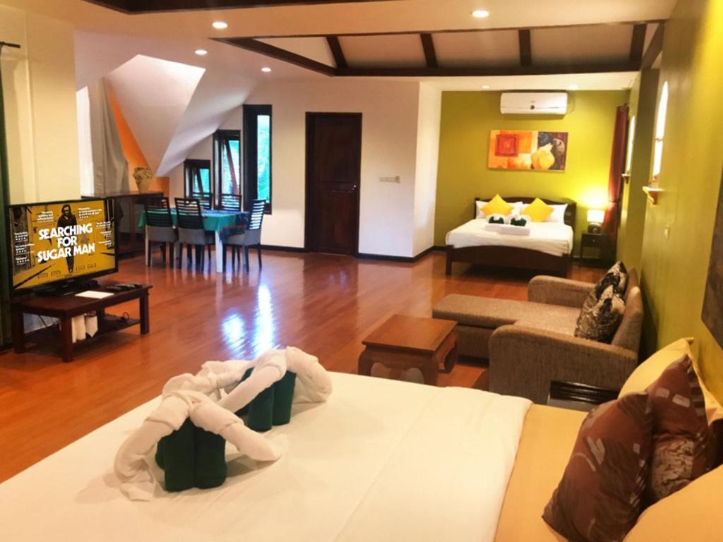 Villa Chaya Khao Lak Exterior photo